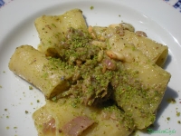 Paccheri con pinoli, erbette e crema di pistacchi di Bronte