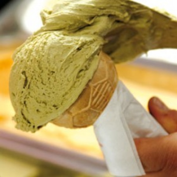 Saffron pistachio yogurt ice-cream