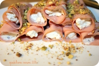 Involtini di mortadella ripieni di formaggio e pistacchi di Bronte