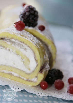 Rotolo di bisquit al pistacchio di Bronte farcito con panna e lamponi