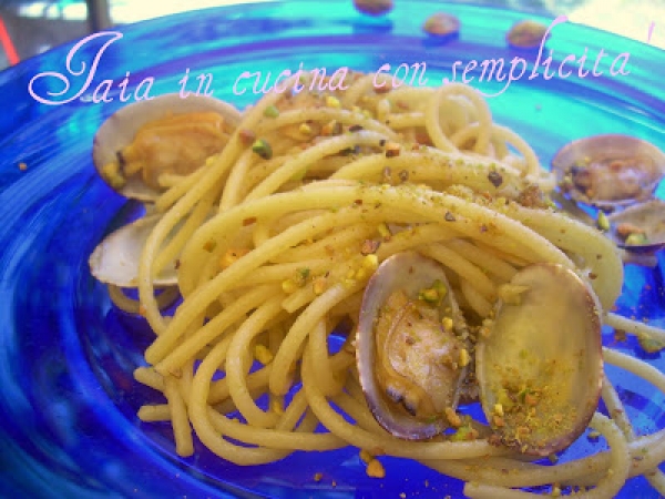 Spaghetti alle vongole e pistacchio di Bronte