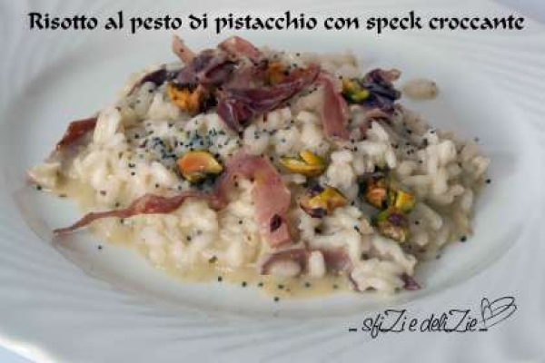 Risotto al pesto di pistacchio di Bronte e speck croccante