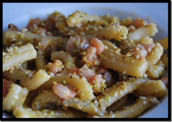 Strozzapreti con gamberi e pesto di pistacchi e mandorle