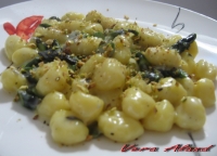 Gnocchi di patate con gorgonzola,asparagi e pistacchi di Bronte