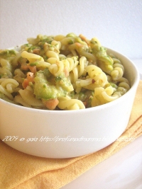 Fusilli con zucchine, salmone e pistacchio di Bronte