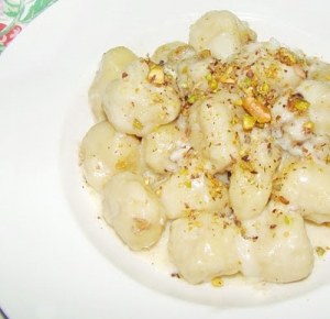 Gnocchi di patate gratinati con provola, noci e pistacchio di Bronte