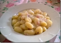Gnocchi speck e pistacchio di Bronte in salsa di grana