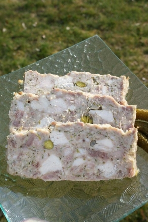 Terrine de porc et poulet aux pistaches
