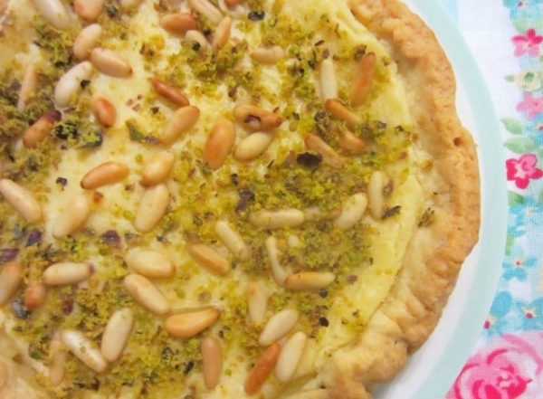 Crostata con crema bianca, pinoli e pistacchi di Bronte