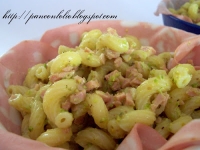 Pasta fredda con aggiunta di pesto di pistacchio di bronte e mortadella