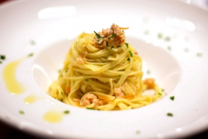 Nidi di tagliolini, pistacchi di Bronte e salmone