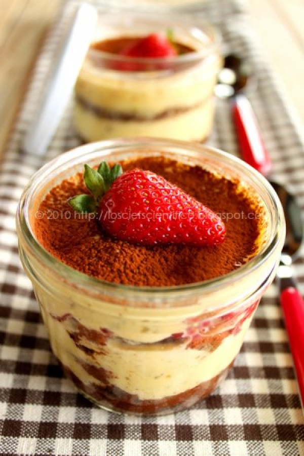 Piccoli tiramis&ugrave; con fragole e pistacchio