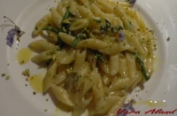 Mezzo penne con asparagi selvatiche, pistacchi di Bronte e gorgonzola