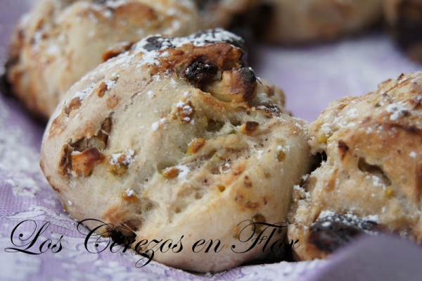 Pan de chocolate, pistachos, nueces y canela y al olor del pan