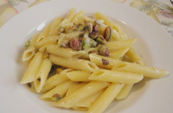 Penne stracchino e pancetta con granella di pistacchi verdi di Bronte DOP