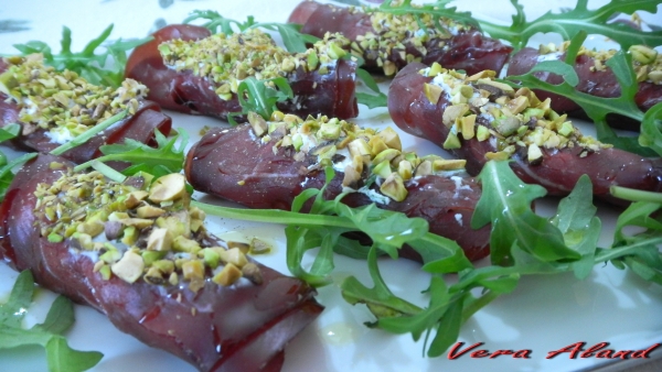 Involtini di bresaola con caprino e pistacchi di Bronte