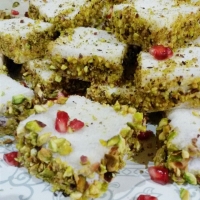 Formaggio caprino con i frutti di bosco e pistacchi di Bronte