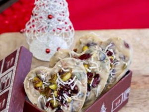 Raw cranberry and pistachios white chocolate fudge