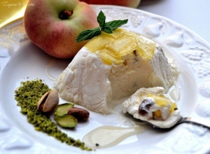 Semifreddo al pistacchio di Bronte DOP e pesche tabacchiera caramellate