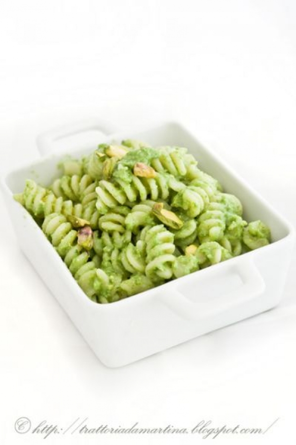 Pasta al pesto di cipollotti, lattughino e pistacchio di Bronte