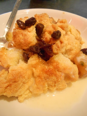 Apple Crumble mit Gew&uuml;rzrosinen &amp; Vanillesauce