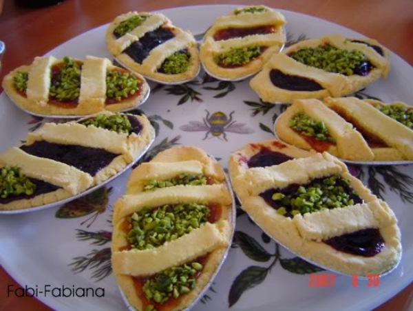 Tartellette dolci con marmellata e pistacchio