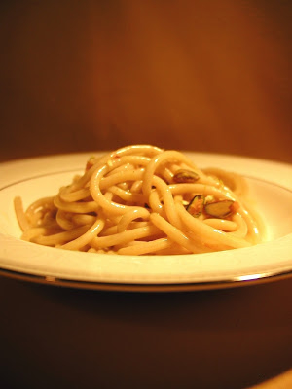 Pasta alla carbonara con acciughe, pistacchio di Bronte e tartufo bianco