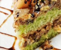 Torta di pistacchio di Bronte e pesche sciroppate