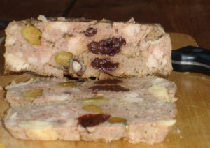 Kaninchenterrine mit Mandeln, Pistazien, Haseln&uuml;ssen, Rosinen und Armagnac