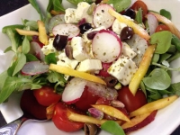 Insalata con feta greca, pesche e pistacchio di Bronte