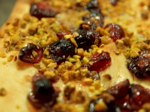 Coca de vidre con pistachos y cerezas