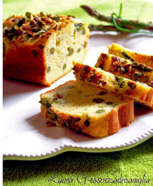 Plum-cake agli asparagi con parmigiano reggiano pistacchi ede erba cipollina