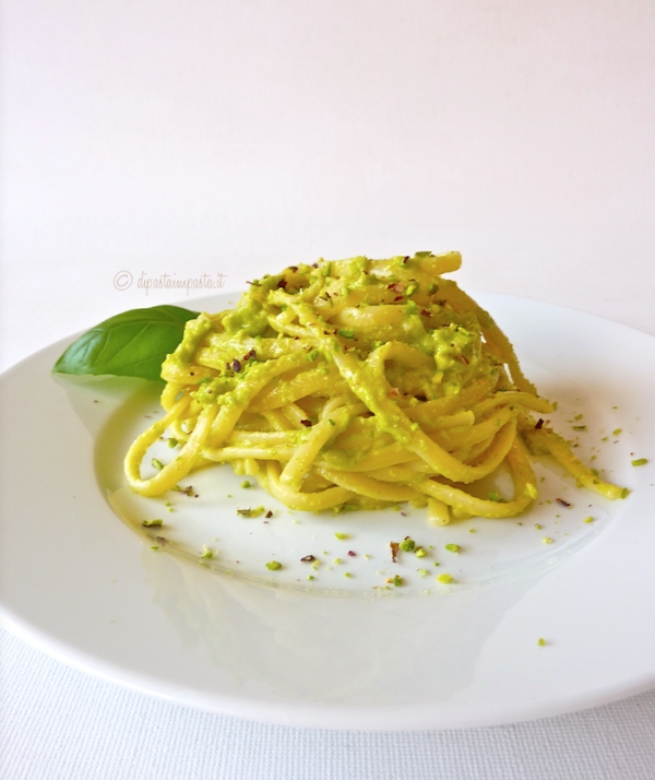 Spaghetti con pesto di zucchine e pistacchi di Bronte