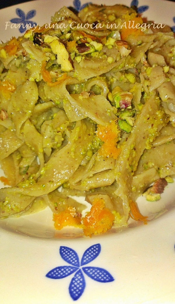 Fettuccine integrali al pesto di pistacchi e arancia